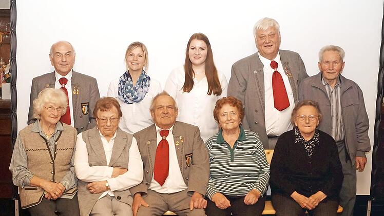 Die Protagonisten des Geschwand-Talks: Rudolf Arnold (Zweiter Vorsitzender), Sonja Kirsch (Moderatorin), Sophia Schmid (Moderatorin), Willi Müller (Vorsitzender), Georg Hofmann (Jg. 1933); sitzend: Emma Ebenhack (1933), Cäcilie Wiegärtner (1932), Gregor Eckert (1933), Maria Brendel (1929) und Anni Mager (1930)