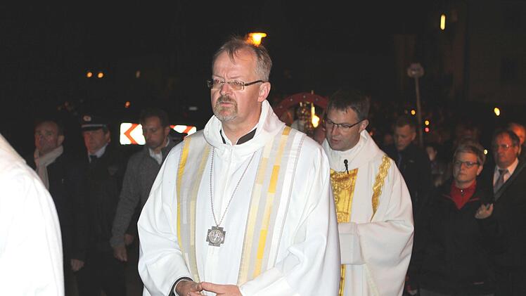 Gemeinsam zog man unter der musikalischen Begleitung der St. Georgen Bläser aus Friesen vom Gotteshaus zum Friedenskreuz. Michael Wunder