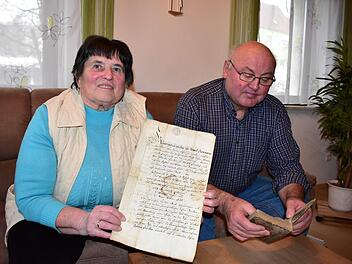 Elfriede und Hans Ebenhack zeigen die Urkunde vom Kastenamt Egloffstein.  Foto: Petra Malbrich