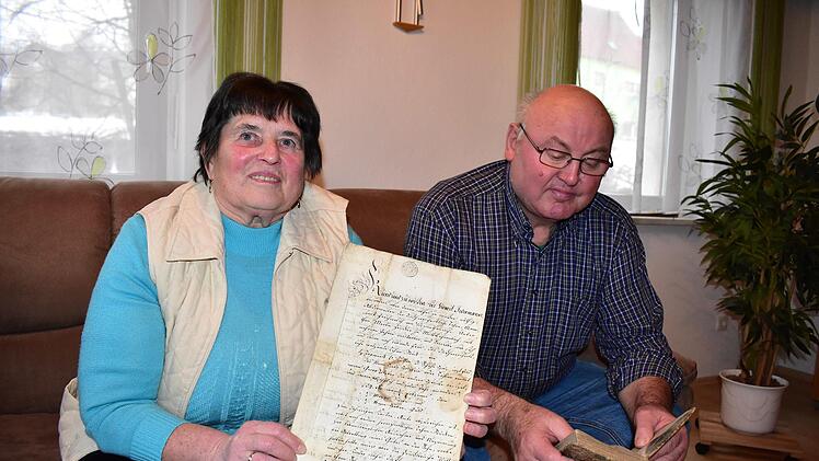 Elfriede und Hans Ebenhack zeigen die Urkunde vom Kastenamt Egloffstein.  Foto: Petra Malbrich