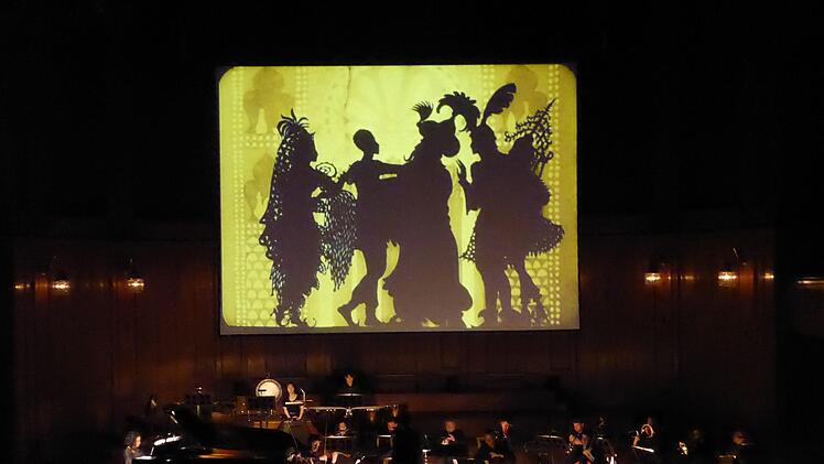 Happy End: Der Sultan hat seinen Sohn Ahmed wieder, der die schöne Pari Banu als Frau mitbringt; seine Tochter kriegt Aladin, der ihr ein wunderschönes Schloss hergezaubert hat - Finale des wunderbaren Konzerts der Staatsbad Philharmonie zum Film "Die Abenteuer des Prinzen Ahmed" von Lotte Reiniger im Max-Littmann-Saal Foto: Gerhild Ahnert
