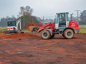 Auf der Lorenz-Spitzenpfeil-Anlage des Tennisclubs Michelau haben die Arbeiten für die beiden neuen Allwetterplätze bereits begonnen. Mit schwerem Gerät wird der vorhandene Sandbelag abgetragen.  Foto: Klaus Gagel