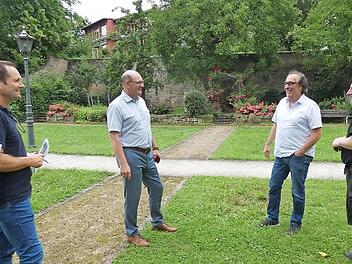 Im Garten des Finanzamtes in Zeil wurden letzte organisatorische Einzelheiten für das Open-Air-Konzert geklärt. Im Bild von links: Stephan Kopf (Bauverwaltung der Stadt Zeil), Bürgermeister Thomas Stadelmann, Herbert Löw (ArtCon-Kulturereignisse) und Mario Pfaff (MAD Eventtechnik aus Fatschenbrunn).