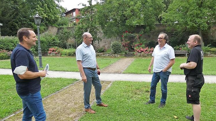 Im Garten des Finanzamtes in Zeil wurden letzte organisatorische Einzelheiten für das Open-Air-Konzert geklärt. Im Bild von links: Stephan Kopf (Bauverwaltung der Stadt Zeil), Bürgermeister Thomas Stadelmann, Herbert Löw (ArtCon-Kulturereignisse) und Mario Pfaff (MAD Eventtechnik aus Fatschenbrunn).