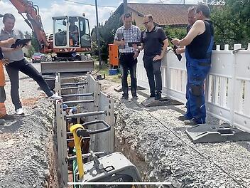 Direkt vor Ort Daten einsehen oder auslesen: (von links) Bauhofleiter Mario Trebes, Bürgermeister Stefan Heinlein, Antonio Sauchella, Thomas Frashek, Daniel Bartsch und Manfred Däumer sind begeistert von ihrem neuen kommunalen Geo- Informations- S...