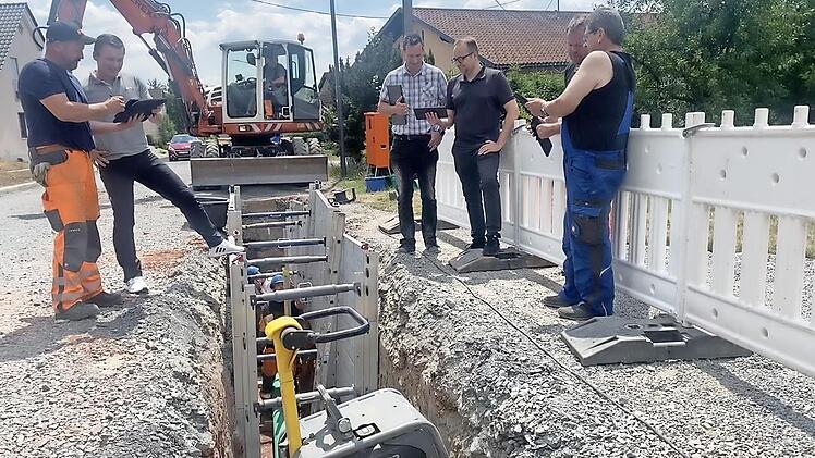 Direkt vor Ort Daten einsehen oder auslesen: (von links) Bauhofleiter Mario Trebes, Bürgermeister Stefan Heinlein, Antonio Sauchella, Thomas Frashek, Daniel Bartsch und Manfred Däumer sind begeistert von ihrem neuen kommunalen Geo- Informations- S...