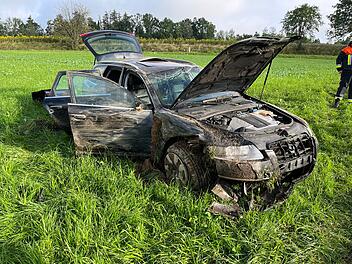 Kupferberg: Auto mit vier Insassen überschlägt sich bei Überholmanöver - Mann (21) verliert Kontrolle