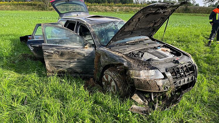 Kupferberg: Auto mit vier Insassen überschlägt sich bei Überholmanöver - Mann (21) verliert Kontrolle