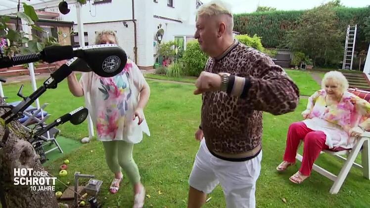 Gemeinsam mit Conny (l.) und Heidrun (r.) testet Hubert Fella die "Taekwondo Kick Pads".