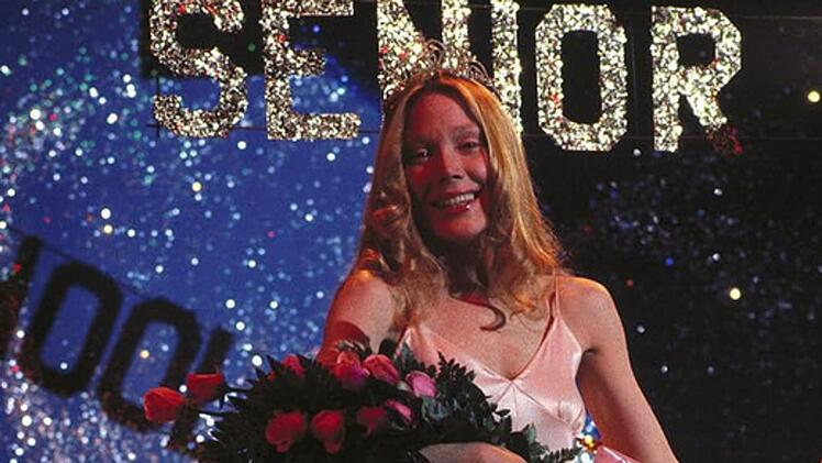 Nach zahlreichen Dem&uuml;tigungen ihrer Mitsch&uuml;ler l&auml;sst Carrie (Sissy Spacek) ihren telekinetischen F&auml;higkeiten beim Abschlussball freien Lauf - mit fatalen Folgen f&uuml;r fast alle Beteiligten.