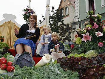 Nach der Krönung nimmt die neue Gärtnerkönigin Kristina I. zusammen mit ihren Blumenmädchen die Huldigung ihres Gärtnervolkes entgegen.  Fotos: G. Bauer