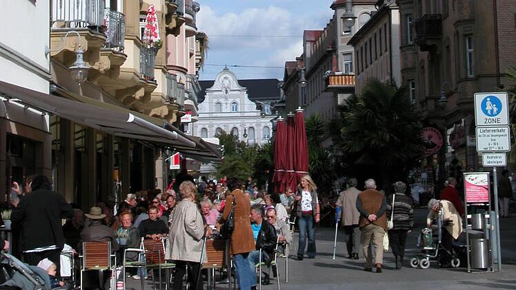 "Stadt und Landkreis Bad Kissingen stehen mit ihren Zahlen recht ordentlich da", sagt Volker Wedde, Geschäftsführer des LEB-Bezirksverbandes. Bad Kissingen verliert zwar Kaufkraft an Schweinfurt und Würzburg, gleicht sie mit den Umsätzen der Gäste aber mehr als aus. Foto: Archiv