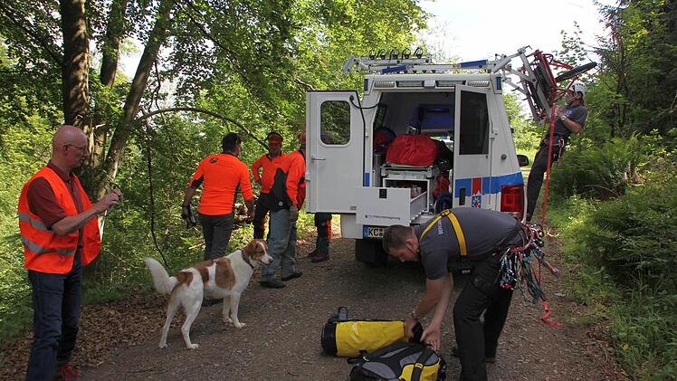 Die Gebirgstrage wird vom Rettungsfahrzeug abgeladen.  Foto: Friedwald Schedel