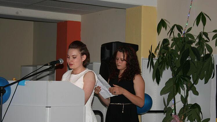 Die beiden Schülerinnen Theresa Müller und Helena Hawener, die den Dank aussprechen. Foto: Rinke