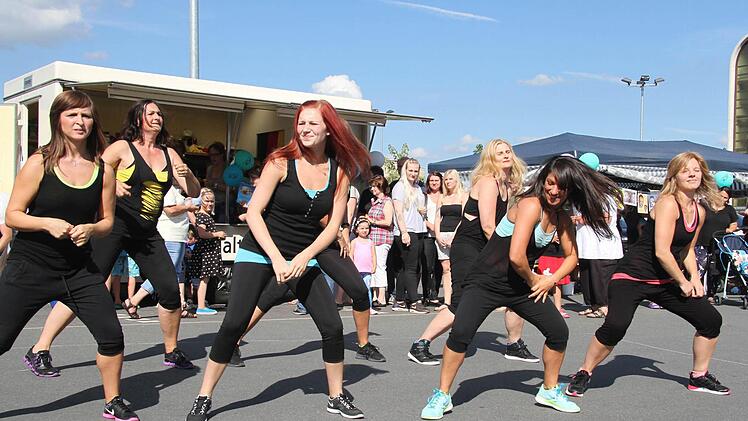 Die Zumba-Girls vom KA 2 heizten den Festbesuchern richtig ein.