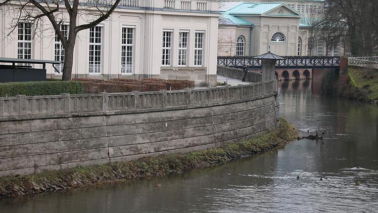 175 Meter lang ist die Ufermauer mit Balustrade zwischen der Ludwigsbrücke im Norden und dem Arkadensteg (rechts) im Süden. Foto: Ralf Ruppert