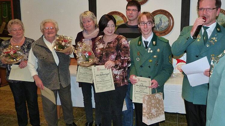 Jubilare: Vorsitzender Uwe Hetz (re.) dankte den Jubilaren für ihre jahrzehntelange Treue zum Verein, von links Johanna Angermann, Gretel Pühlhorn, Monika Petterich, Nicole Kreutzer, Stefan Kreutzer und Michael Schöps.