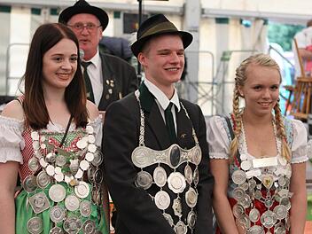 Der Neue Schützenkönig Julian Vogler inmitten der Jugendkönigin Selina Jakob (rechts) und der Ersten Ritterin Alisia Goller. Im Hintergrund Vorsitzender Josef Maier. Foto: Michael Wunder