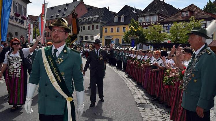Ehrenschützenmeister Siegfried Jäkel (rechts) und des Spalier der Königlich privilegierten Scharfschützengesellschaft Lichtenfels Foto: Andreas Welz