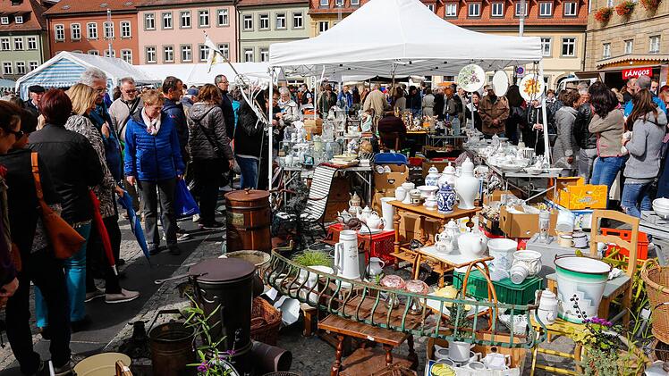 Beim Bamberger Antikmarkt kamen Liebhaber schöner alter Dinge voll auf ihre kosten. Foto: Matthias Hoch