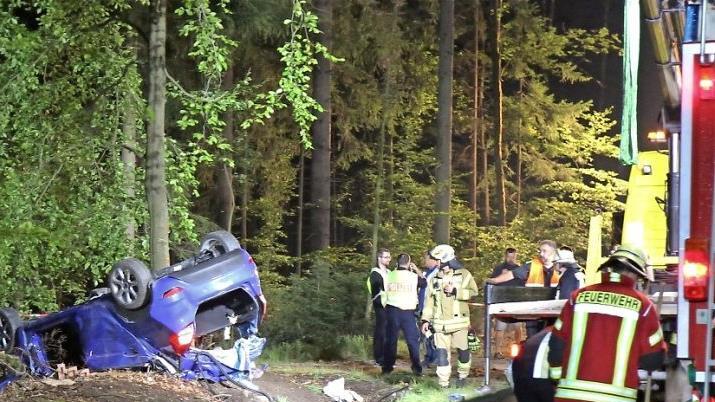 Am Mittwochabend war bei einem Verkehrsunfall zwischen Fichtelberg und der Bundesstraße 303 im Landkreis Bayreuth eine 18 Jahre alte Fahrerin in einer Linkskurve von der Straße abgekommen. Die Fahrerin und ihre 28-jährige Beifahrerin starben noch am Unfallort. Ein 16 Jahre altes Mädchen auf der Rückbank wurde schwer verletzt ins Krankenhaus gebracht. Foto: Fricke, dpa