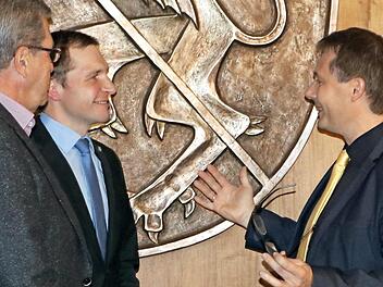 Martin Baumgärtner rückt nach im Stadtrat. Er wurde von Bürgermeister Roland Wolfrum (rechts) und dessen Stellvertreter Franz Schrepfer willkommen geheißen.