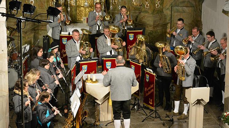 Die Premicher Musikanten mit ihrem Dirigent Thomas Kirchner.