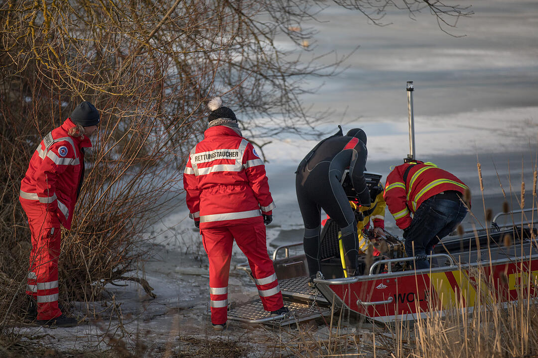 Person bricht in Altmühlsee ein