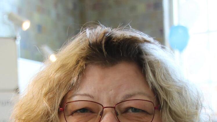 "Wir schauen halt mal, was es rund um unsere Gebrechen gibt", sagt die Bad Kissingerin Vera Lenz. Die 60-Jährige ist zusammen mit ihrem Mann Olaf (62) auf der Messe unterwegs, um sich über neue Entwicklungen in der Behandlung zu informieren. "Wir erfahren immer was Neues", erzählt sie, jedes Jahr würden neue Produkte oder Geräte auf den Gesundheitstagen gezeigt. Am Stand der Deutschen Rentenversicherung ließen sich beide den Blutzucker- und Blutdruckwert bestimmen, aber auch Gespräche und Kon...