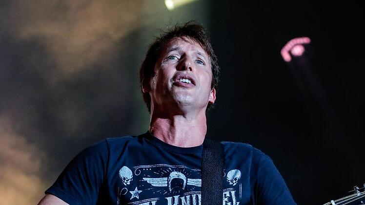 Umjubeltes Konzert: James Blunt begeisterte 6000 Besucher auf dem Coburger Schlossplatz.  Foto: Matthias Hoch