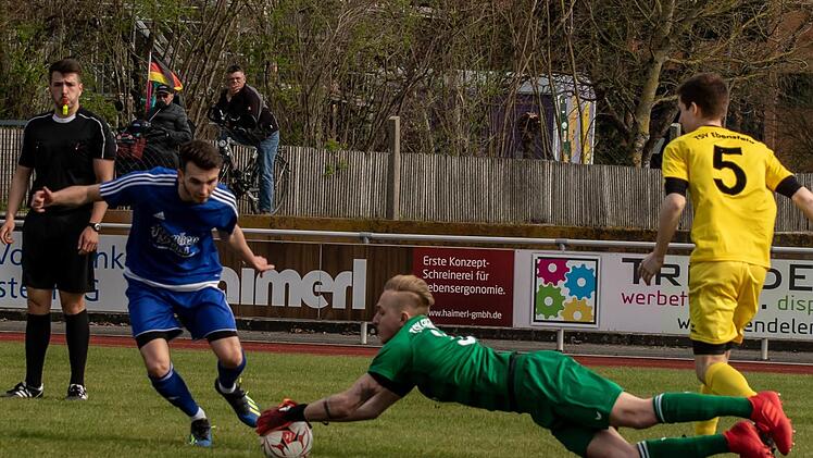 Im richtigen Moment zur Stelle: Der Ebensfelder Torwart Maximilian Reschke ist vor dem Mitwitzer Kevin Kleylein am Ball. Foto: Hartmut Klamm