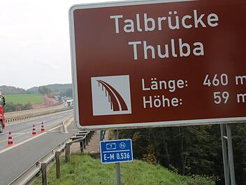 Seit kurzem laufen die Bauarbeiten zur Erneuerung der Autobahnbrücke übers Thulbatal.  Foto: Ralf Ruppert