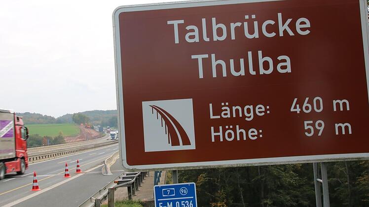 Seit kurzem laufen die Bauarbeiten zur Erneuerung der Autobahnbrücke übers Thulbatal.  Foto: Ralf Ruppert