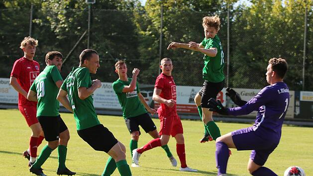 Entscheidung im Derby: Ein langer Freistoßball von Yannick Deibl (nicht im Bild) springt im Fuschter Strafraum auf. FC-Keeper Tayrell Kruppa schätzt die Flugball des nur minimal abgefälschten Balles falsch ein und greift, stark geblendet von der Spätsommersonne, am Ball vorbei.  Foto: Sebastian Schmitt