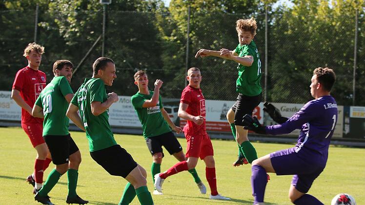 Entscheidung im Derby: Ein langer Freistoßball von Yannick Deibl (nicht im Bild) springt im Fuschter Strafraum auf. FC-Keeper Tayrell Kruppa schätzt die Flugball des nur minimal abgefälschten Balles falsch ein und greift, stark geblendet von der Spätsommersonne, am Ball vorbei.  Foto: Sebastian Schmitt