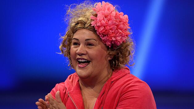 So wurde sie einst bekannt - und so sieht auch ihr Comeback aus: Cindy aus Marzahl alias Ilka Bessin kehrt auf die Bühne zurück.