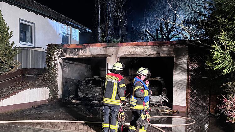 Garagenbrand in Oberkotzau: Zwei Autos zerst&ouml;rt