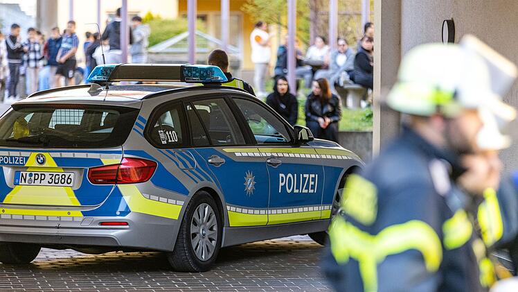 F&uuml;rth: Mehrere Balkone von Mehrfamilienhaus in Brand - Feuerwehreinsatz