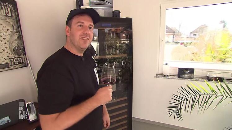Bevor die G&auml;ste kommen, g&ouml;nnt sich Tim noch ein Glas Rotwein.