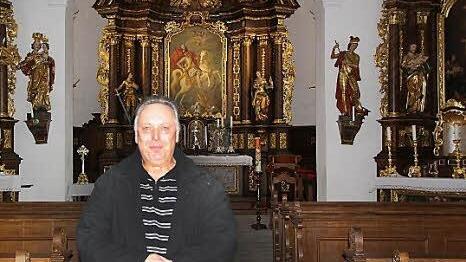 Mesner Thomas Gernert in der Georgenkapelle. Am Sonntagmorgen heißt es für ihn dort Zeit umstellen, damit die Glocken wie gewohnt um 12 Uhr läuten.