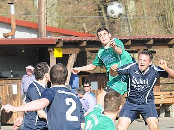 Schwung genommen: Schönderlings Spielführer Patrick Hahn (links) gegen Christoph Hergenröther vom SV Morlesau/Windheim.  Foto: ssp