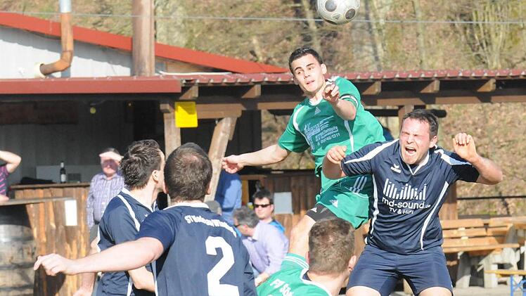 Schwung genommen: Schönderlings Spielführer Patrick Hahn (links) gegen Christoph Hergenröther vom SV Morlesau/Windheim.  Foto: ssp