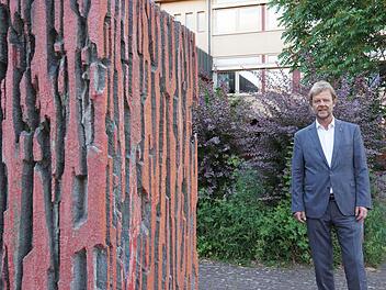 Wolfgang Baier besucht sein früheres Gymnasium. Foto: Arkadius Guzy