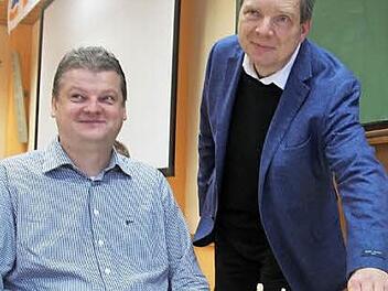 Regierungsdirektor Stefan Krug eröffnete die Schachtage, indem er Gerald Löws (l.) Bauern zwei Schritt machen ließ.  Foto: Markus Häggberg