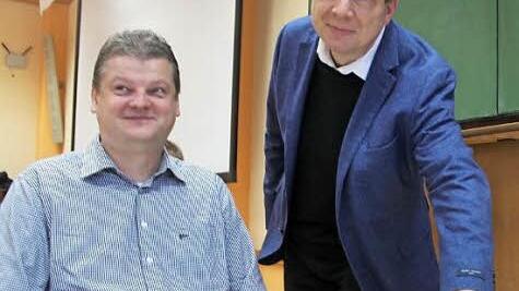 Regierungsdirektor Stefan Krug eröffnete die Schachtage, indem er Gerald Löws (l.) Bauern zwei Schritt machen ließ.  Foto: Markus Häggberg