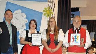 Silke und Dominic Johanni überreichten den Junior-Award an die Jugendleiterinnen Simone Roth und Katrin Strätz sowie Zweiten Vorsitzenden Dietmar Herrnleben und Vorsitzenden Norbert Strätz (von links).
