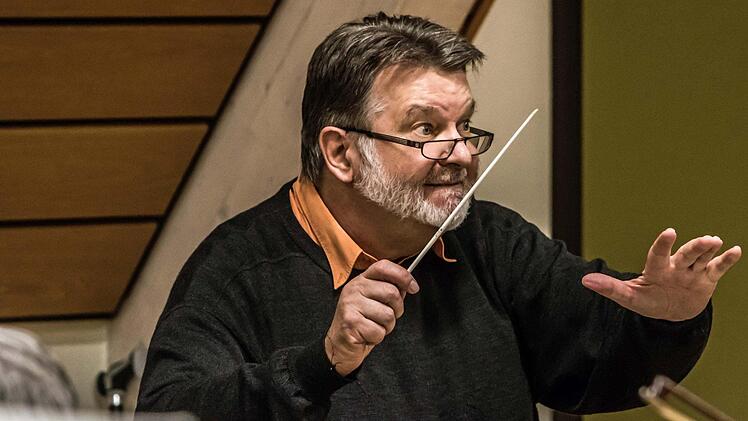 Dirigent Hans Stähli probt mit dem Orchester der Gesellschaft der Musikfreunde Neustadt für das Sinfoniekonzert am 1. April in der Mehrzweckhalle.Foto: Jochen Berger