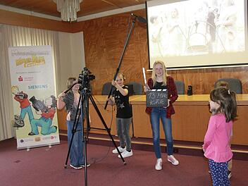 Lily, Lea, Kim, Lars und Carina aus Hemhofen drehten in den Osterferien einen Film über eine geheimnisvolle Zeitreise. Foto: privat