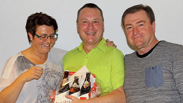 Die Zweite Vorsitzende des Musikvereins, Ivonne Simon, dankte Gerd Hornfeck (Mitte) für seine Tätigkeit als Vorsitzender. Mit im Bild der neue Vorsitzende Bernhard Singer Foto: Michael Wunder