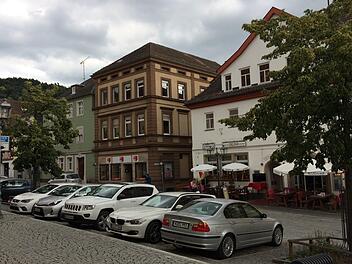 Passt ein eckiges Dach auf dem Gebäude in der Oberen Stadt 18  (Mitte) in die Kulmbacher Altstadt? Darüber entscheidet am Mittwoch der Stadtrat, der sich mit demselben Antrag wie in der Mai-Sitzung erneut befassen muss. (Für die Visualisierung der Neuplanung bekamen wir eine Freigabe nur für die  Bayerische Rundschau.) Foto:  Stephan Tiroch
